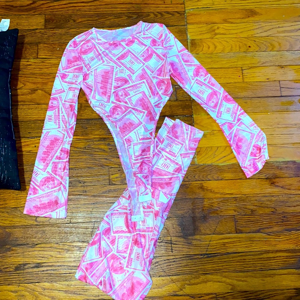 Sexy🔥 This 2 piece pink money set is a Size Small with 5% Stretch